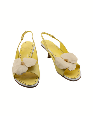Furla Pumps in Hellgelb mit abnehmbarer Blumen-Applikation und Riemchenverschluss