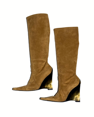 Casadei Wildleder-Stiefel in Camel mit Metallic-Wedge-Absatz und spitzer Silhouette