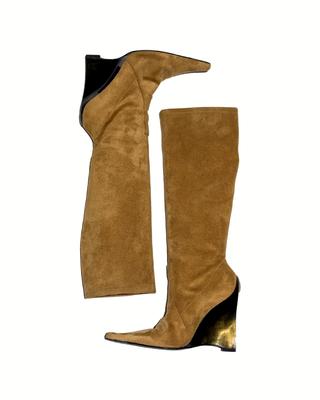 Casadei Wildleder-Stiefel in Camel mit Metallic-Wedge-Absatz und spitzer Silhouette