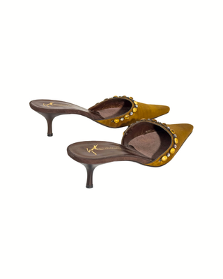 Giuseppe Zanotti Mules in Gold aus Samt mit Schmuckstein-Verzierung und 5 cm Kitten Heel