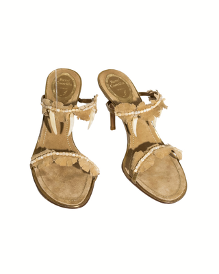 René Caovilla Tribal Sandalen in Beige mit Horn-Anhängern und Perlen