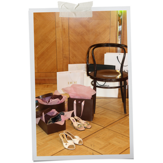 Luxus-Designer-Schuhe und Shopping-Tüten von Dior und Dolce & Gabbana auf einem eleganten Holzfußboden. Edle High Heels und Mules in hochwertigen Geschenkboxen mit Seidenpapier ausgelegt – ein exklusiver Vintage-Fund von AŸ Selection.