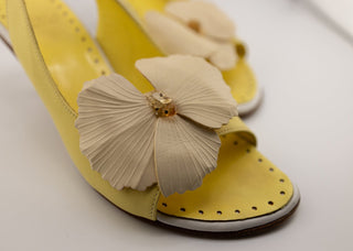 Furla Pumps in Hellgelb mit abnehmbarer Blumen-Applikation und Riemchenverschluss